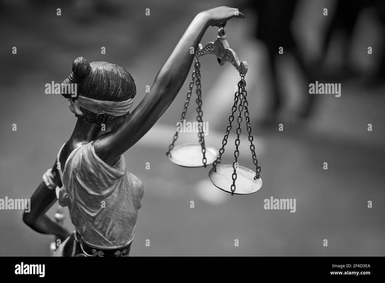 Vista posteriore della statua themis con bilancia nera e bianco come simbolo di giustizia Foto Stock