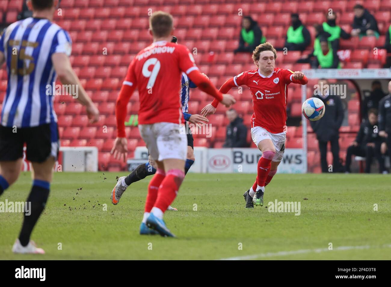 BARNSLEY, INGHILTERRA. 20 MARZO: Callum Styles di Barnsley sulla palla durante la partita del Campionato SkyBet tra Barnsley e Sheffield Mercoledì a Oakwell, Barnsley Sabato 20 Marzo 2021. (Credit: Pat Scaasi | MI News) Credit: MI News & Sport /Alamy Live News Foto Stock