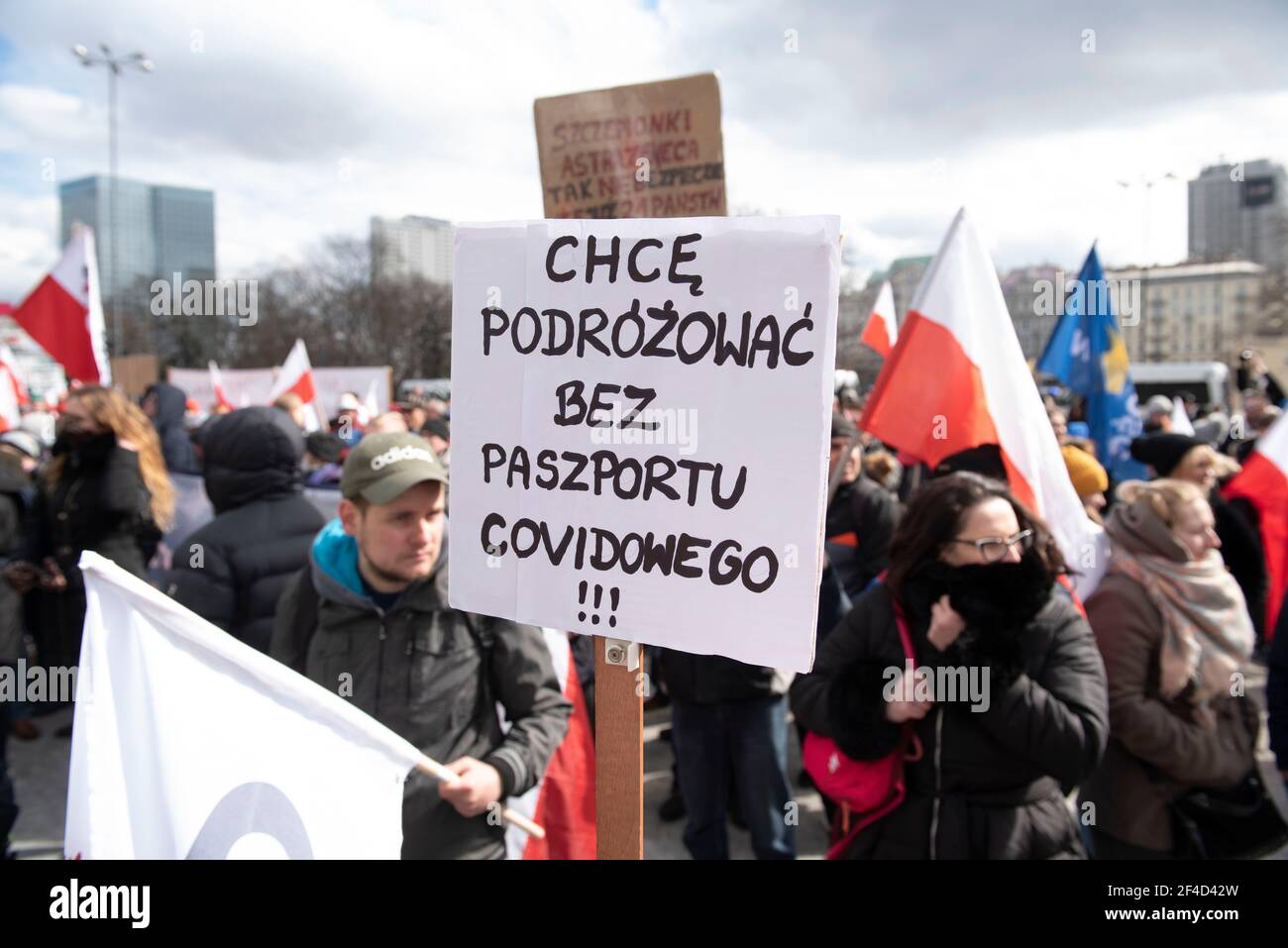 Varsavia, Polonia, Polonia. 20 Marzo 2021. Un segno che recita ''voglio viaggiare senza passaporto covid'' durante una manifestazione anti-blocco il 20 marzo 2020 a Varsavia, Polonia. Diverse centinaia di persone hanno partecipato alla dimostrazione mondiale contro il blocco, vaccini contro Covid-19 e l'uso obbligatorio di maschere facciali protettive. Durante la ventilazione si sono verificati scontri con la polizia. Credit: Aleksander Kalka/ZUMA Wire/Alamy Live News Foto Stock