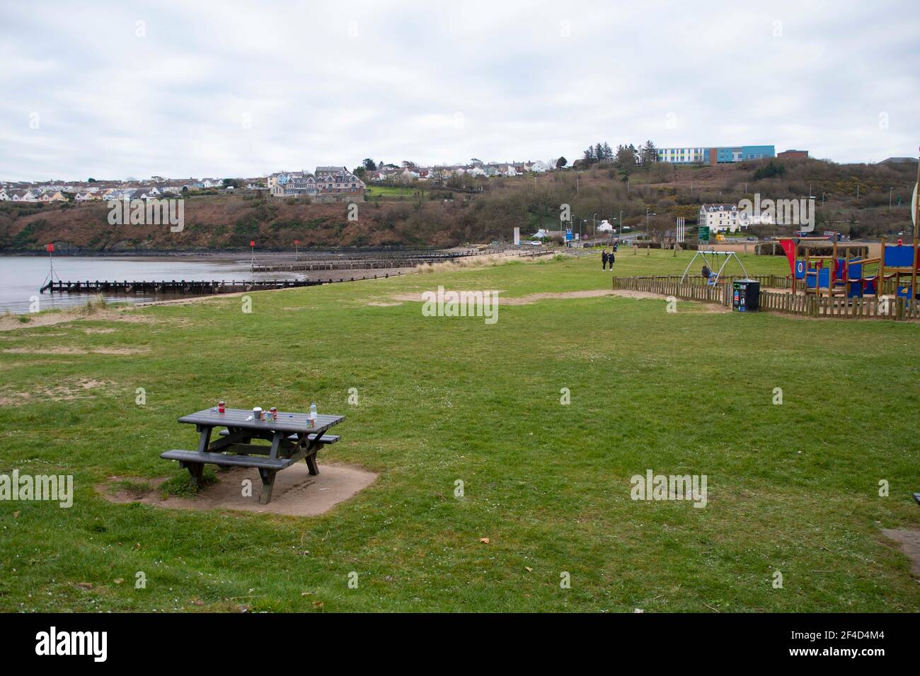 Pembrokeshire, Galles, Regno Unito. 20 Marzo 2021. La lettiera sinistra sulle spiagge e i luoghi pubblici sono in aumento a causa di restrizioni di blocco che sollevano a 5 miglia in galles dove sono disponibili i bidoni Credit: Debra Angel/Alamy Live News Foto Stock