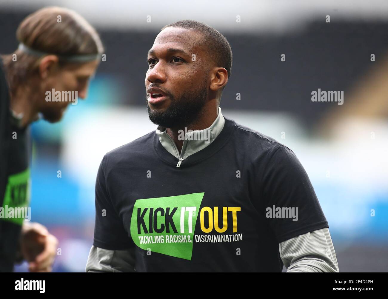 Liberty Stadium, Swansea, Glamorgan, Regno Unito. 20 Marzo 2021. Campionato di calcio della Lega inglese Calcio, Swansea City contro Cardiff City; Junior Hoilett di Cardiff City si riscalda prima che il gioco indossa una camicia 'Kick it out' a sostegno di anti-razzismo nel calcio Credit: Action Plus Sports/Alamy Live News Foto Stock