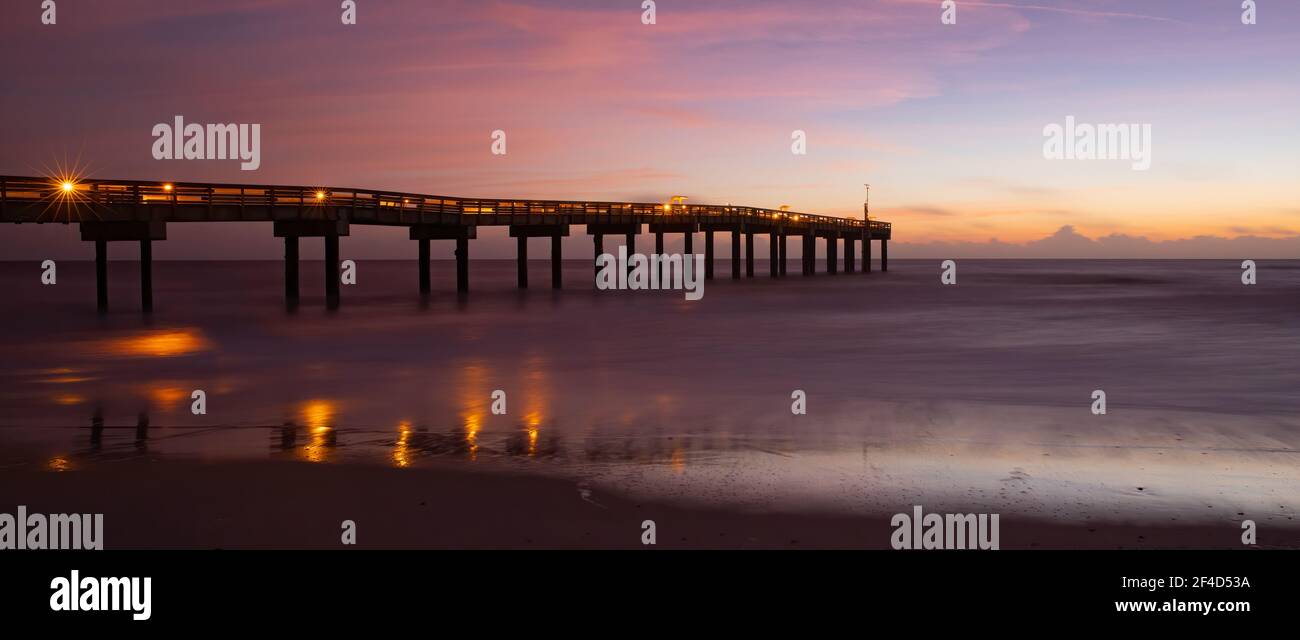 Alba al molo di St. Augustine Beach. Foto Stock