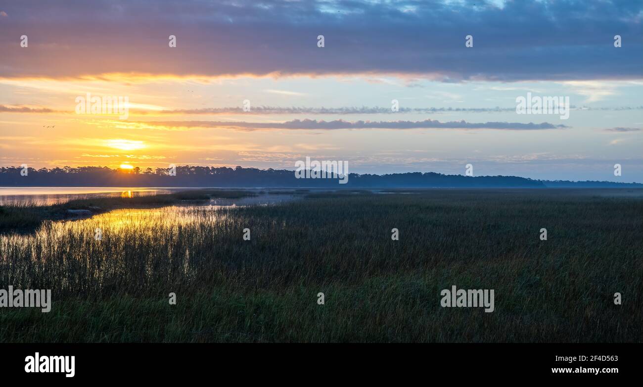 Vista panoramica del sole che sorge sul fiume Tolomato (Corso d'acqua intracoastal) in Florida Foto Stock