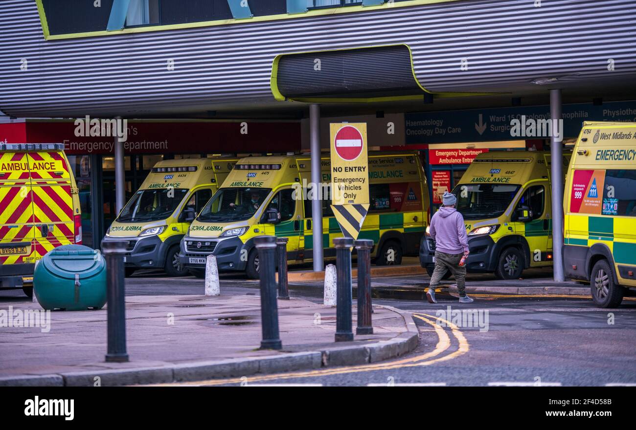 Cinque ambulanze presso il reparto A&e dell'ospedale pediatrico di Birmingham durante il Pandemia COVID Foto Stock