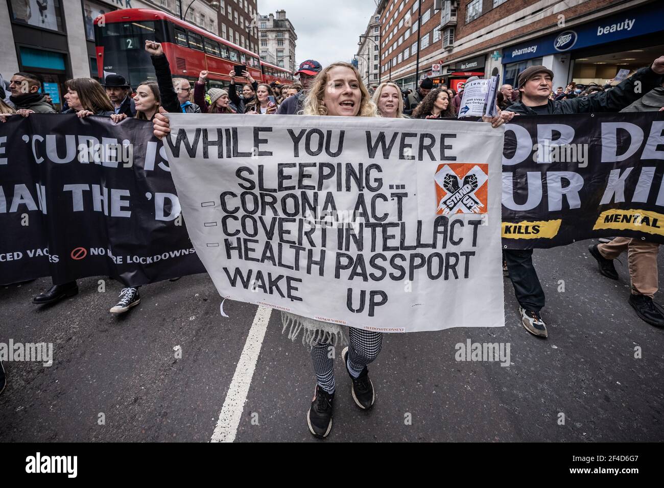 Londra, Regno Unito. 20 Marzo 2021. Coronavirus: Migliaia di manifestanti anti anti anti-blocco marciano sotto un pesante controllo della polizia da Hyde Park a Westminster. Credit: Guy Corbishley/Alamy Live News Foto Stock
