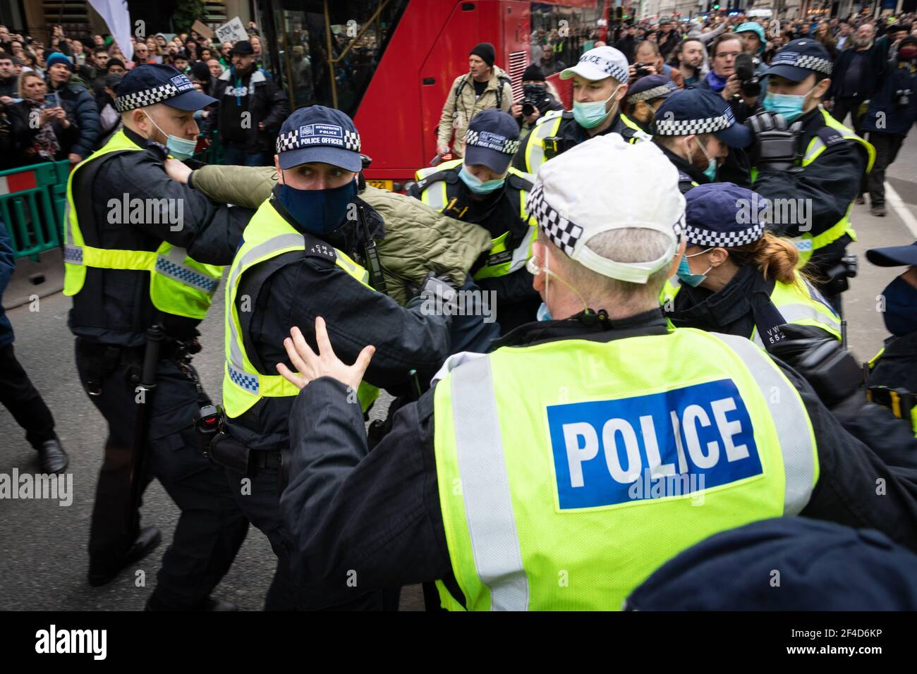 Londra, Regno Unito. 20 Marzo 2021. La polizia cerca di impedire ai dimostranti che sono contro il blocco nazionale di marciare verso Piccadilly. Un World Wide Rally for Freedom è organizzato un anno dopo l'introduzione dei blocchi. Credit: Andy Barton/Alamy Live News Foto Stock