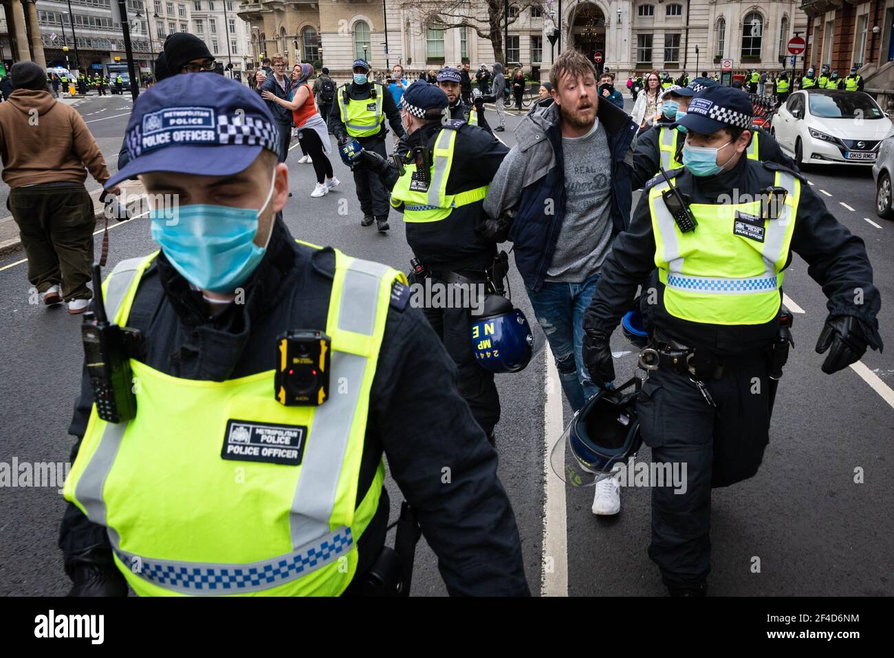 Londra, Regno Unito. 20 Marzo 2021. Un uomo è detenuto dalla polizia MET per aver violato la legge nazionale di blocco. Un World Wide Rally for Freedom è organizzato un anno dopo l'introduzione dei blocchi. Credit: Andy Barton/Alamy Live News Foto Stock