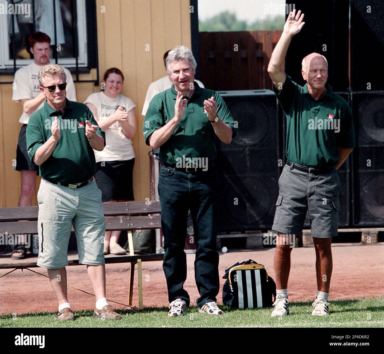 Mostra partita tra Ödeshögs IK e il WC team-94.sul banco: FRV Sten-Ove Ringborg (massaggiatore), Jan Ekstrand (medico) e Tommy Svensson, allenatore. Foto Stock