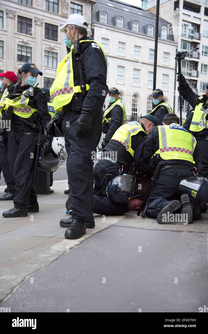 Londra, Regno Unito, 20 marzo 2021, manifestanti che manifestano le restrizioni di Lockdown di Coronavirus, sfidando il credito della polizia metropolitana: Loredana Sangiuliano/Alamy Live News Foto Stock