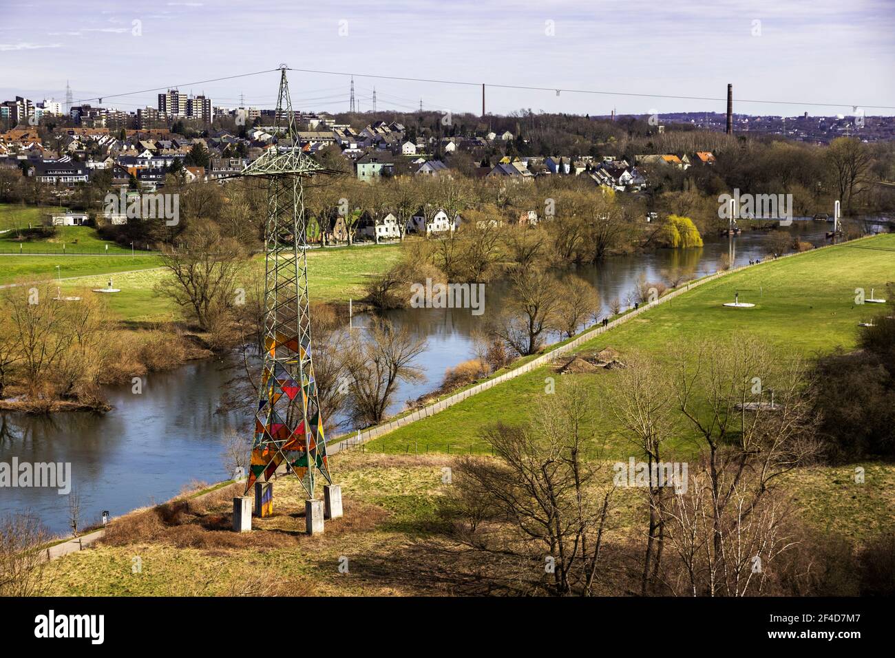 Leuchtturm, faro, pilone elettrico con colorati pannelli in plexiglass sulle rive del fiume Ruhr, Essen-Horst alle spalle, Essen, Germania Foto Stock