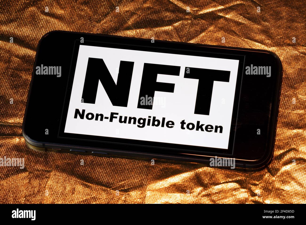 NFT non - gettoni fungibili iscrizione nera sullo schermo del telefono. Un token non fungibile (NFT) è un tipo speciale di token crittografico che rappresenta Unique Foto Stock