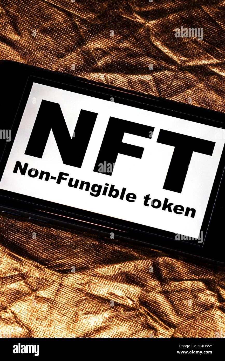 NFT non - gettoni fungibili iscrizione nera sullo schermo del telefono. Un token non fungibile (NFT) è un tipo speciale di token crittografico che rappresenta Unique Foto Stock