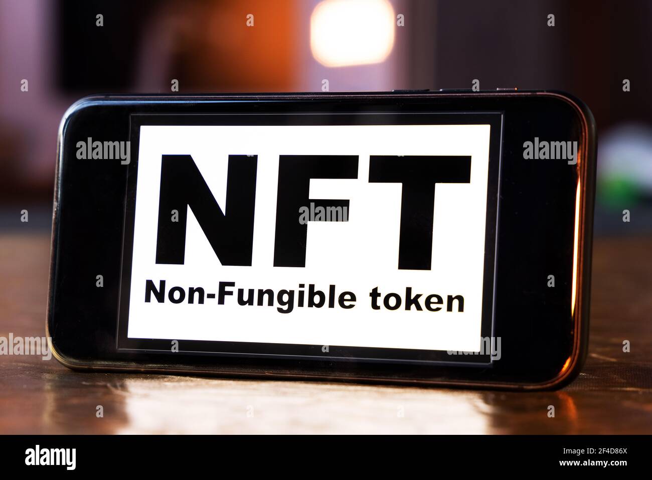 NFT non - gettoni fungibili iscrizione nera sullo schermo del telefono. Un token non fungibile (NFT) è un tipo speciale di token crittografico che rappresenta Unique Foto Stock