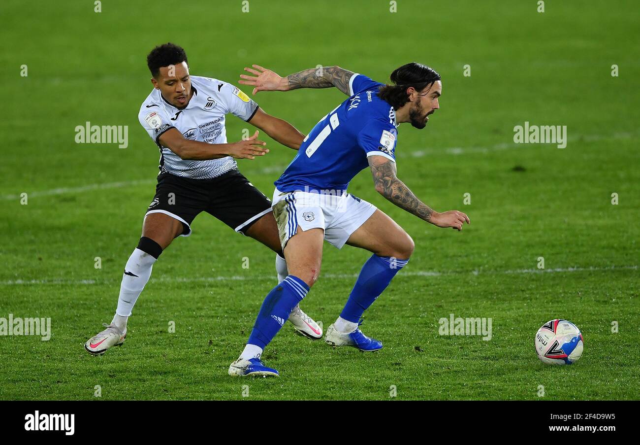 Korey Smith di Swansea City (a sinistra) e il Marlon Pack di Cardiff City combattono per la palla durante la partita del campionato Sky Bet allo stadio Liberty di Swansea. Data immagine: Sabato 20 marzo 2021. Foto Stock