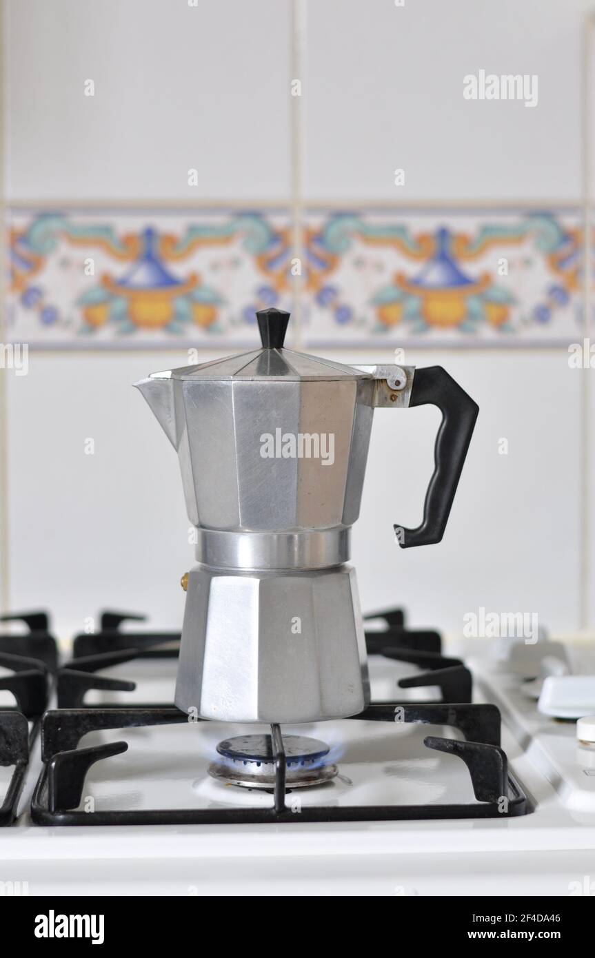 Macchina per il caffè con piano cottura in metallo e manico nero Foto Stock