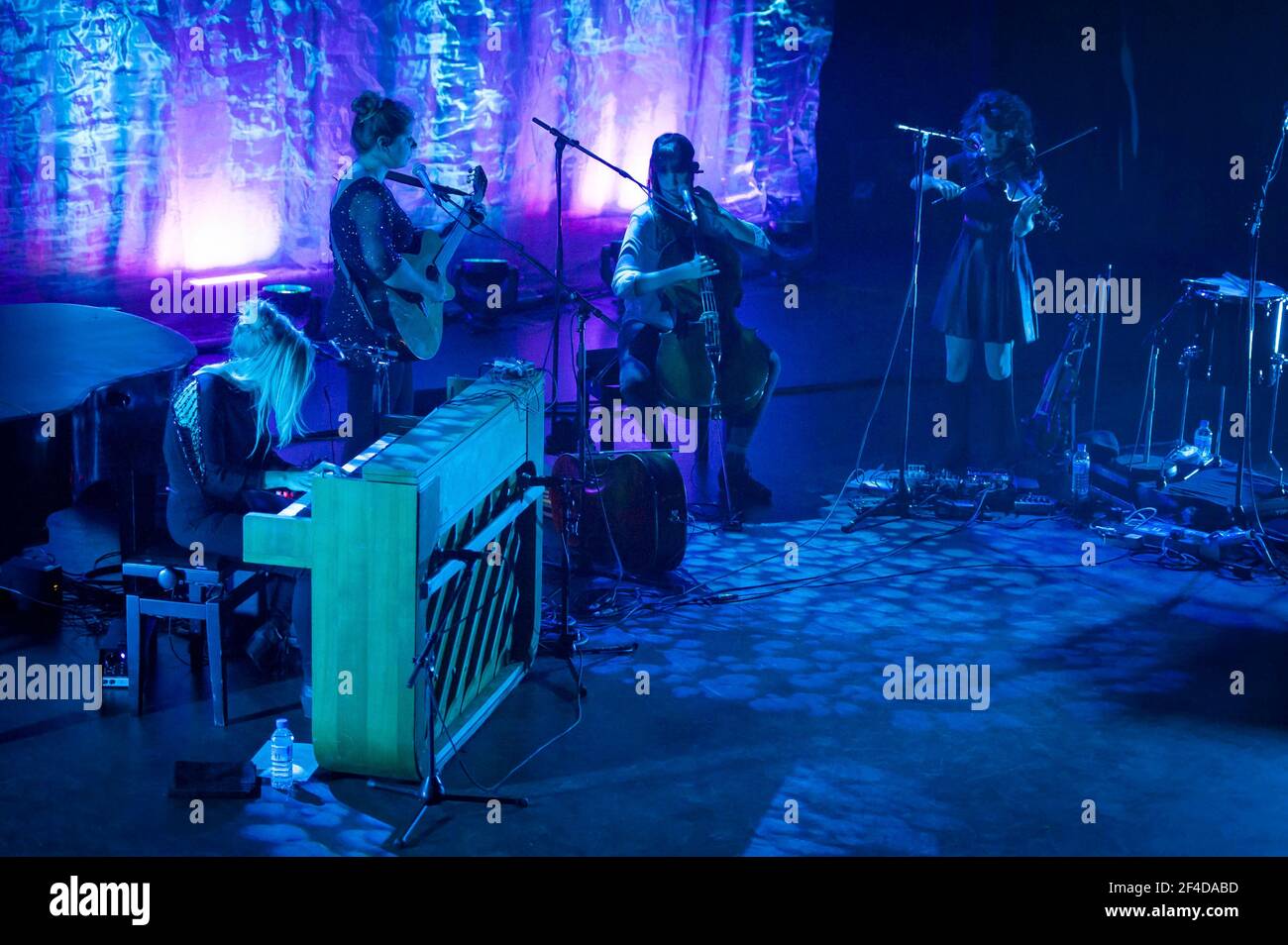 Agnes Obel si esibisce dal vivo sul palco del Shepherd's Bush Empire - Londra Foto Stock