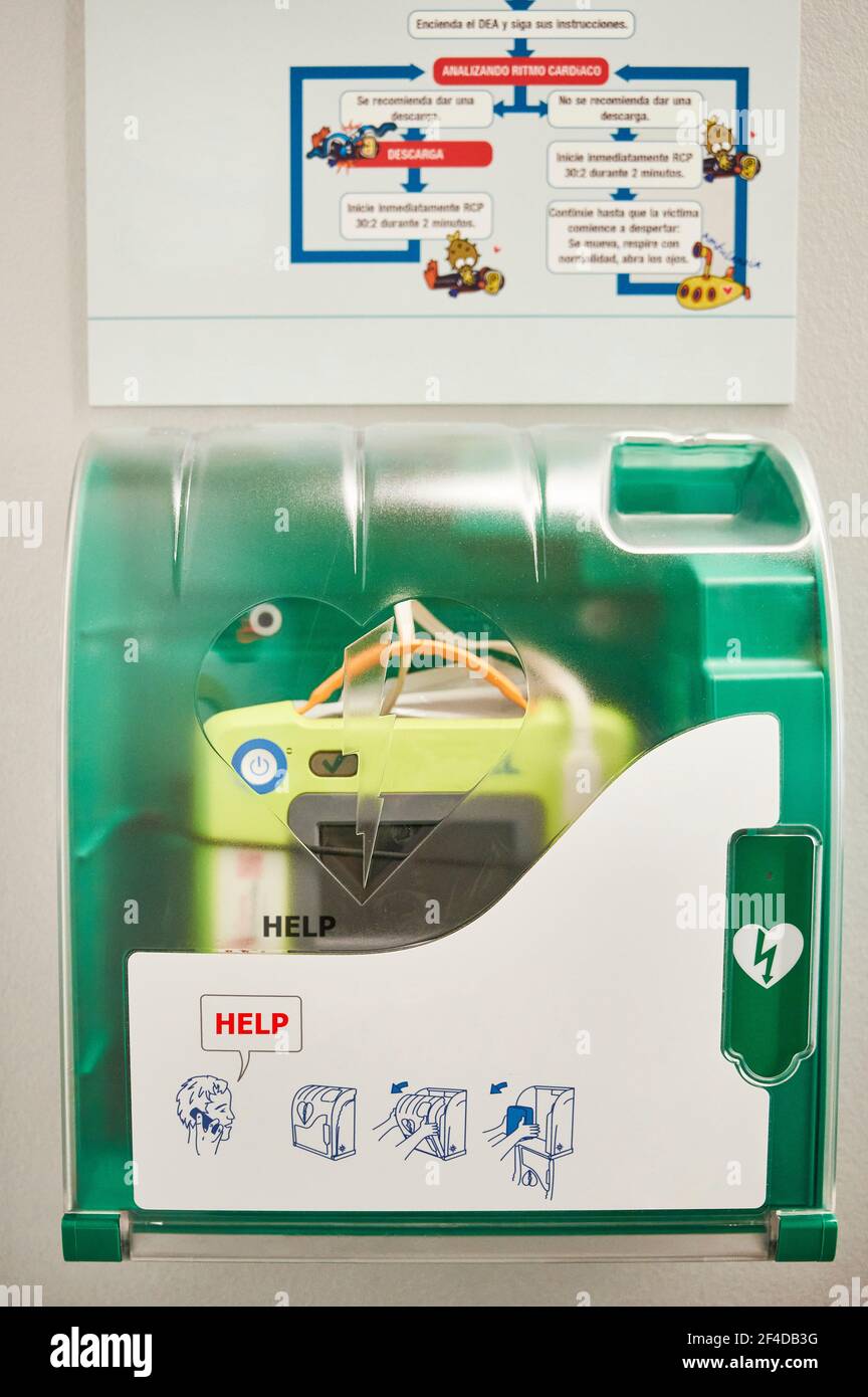 Defibrilatore e apparecchiatura di pronto soccorso Foto Stock