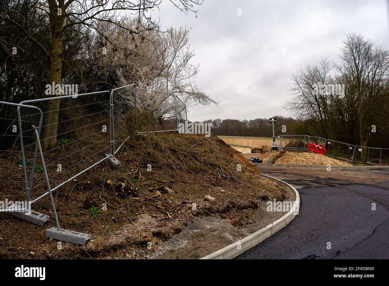 Little Amersham, Buckinghamshire, Regno Unito. 18 marzo 2021. Gli HS2 hanno tagliato una strada di accesso attraverso gli alberi al largo della A413, mentre costruiscono una strada di trasporto e si preparano a costruire il piccolo albero di ventilazione Amersham. Questo sarà uno dei 4 alberi di ventilazione nel tunnel che saranno noiosi sotto i Chilterns che è un'area di straordinaria bellezza naturale. Il collegamento ferroviario ad alta velocità 2 da Londra a Birmingham mette a rischio 108 boschi antichi, 33 SSSI e 693 siti di flora e fauna selvatiche. Credito: Maureen McLean/Alamy Foto Stock