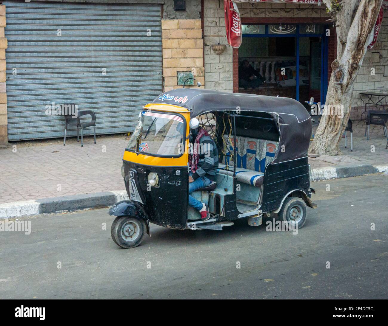 Cairo, Egitto, 5 gennaio 2015 - un taxi tuk-tuk su una strada a Giza, il Cairo, Egitto Foto Stock
