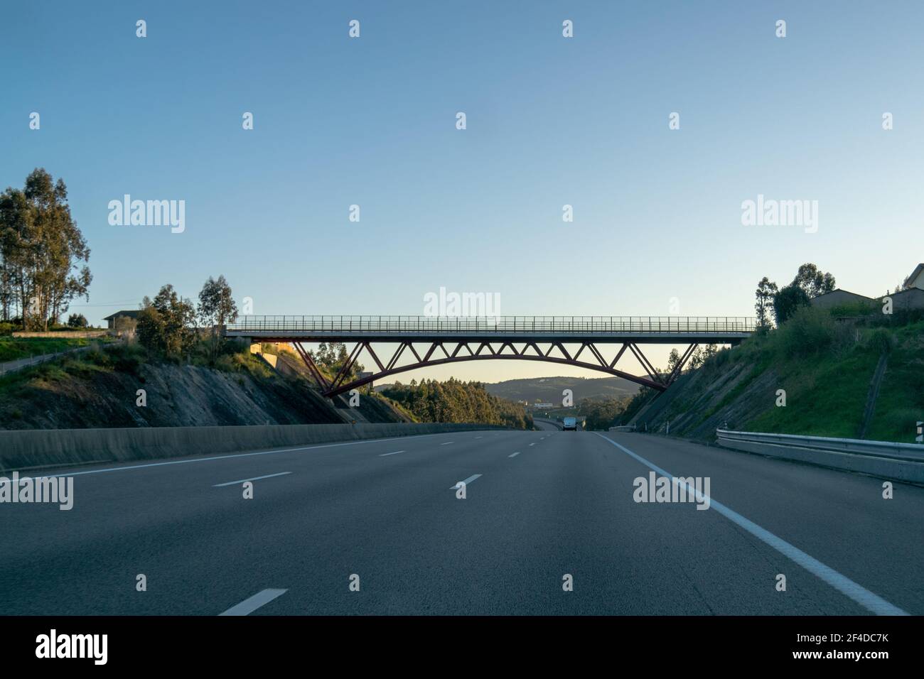 Guida o guida in autostrade o autostrade. Autostrade portoghesi a pagamento da Brisa Auto-Estradas de Portugal. Engeneering ponte di metallo. Autoroute Foto Stock
