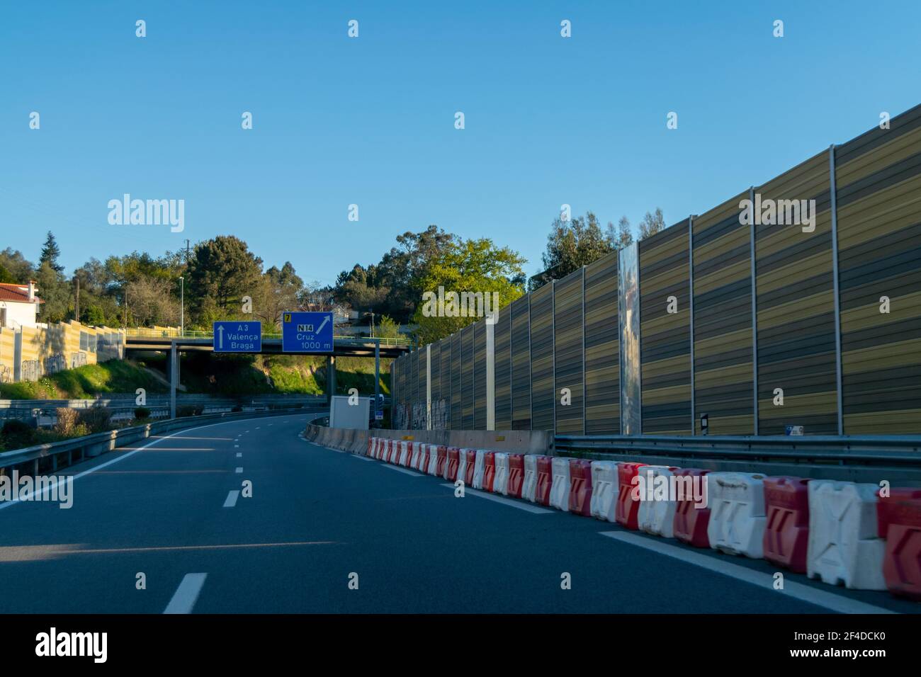 Guida o guida in autostrada o in autostrada. Autostrade portoghesi da Brisa Auto-estradas de Portugal. Barriere di protezione sulle autostrade. Foto Stock