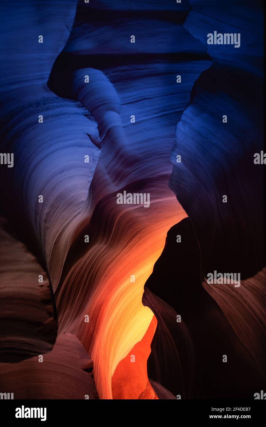 Luci che illuminano il canyon della scanalatura, Antelope Canyon Arizona, Stati Uniti Foto Stock