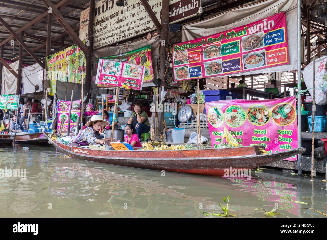 Vendita di cibo da barca, Tha Kha mercato galleggiante, Bangkok, Thailandia Foto Stock