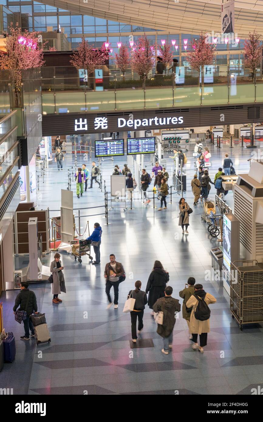 Imbarco delle partenze in atrio, Haneda, Aeroporto Internazionale di Tokyo, Giappone Foto Stock