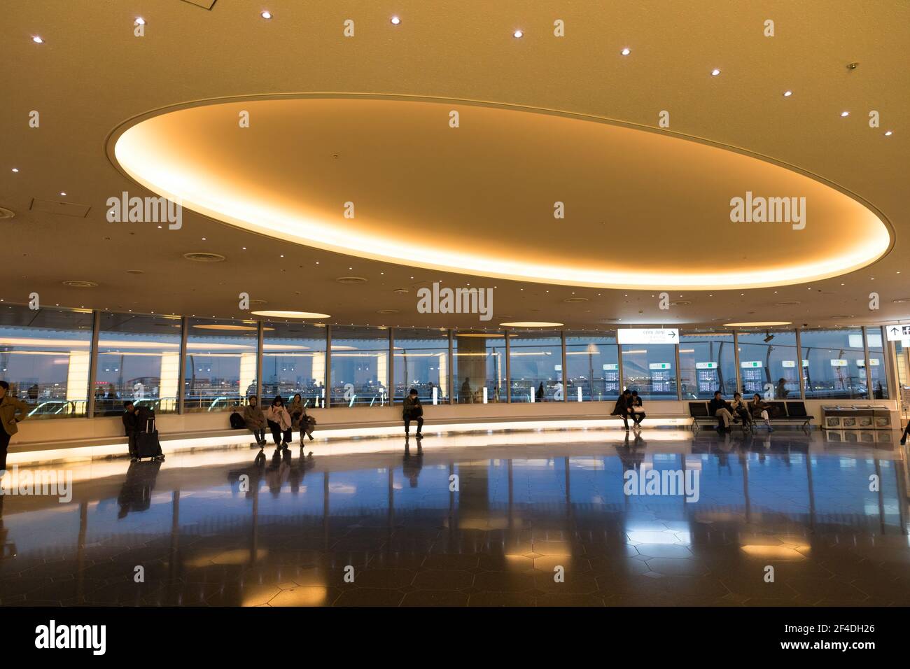 Area salotto nell'Aeroporto Internazionale di Haneda Tokyo con riflesso di luci a soffitto, Giappone Foto Stock