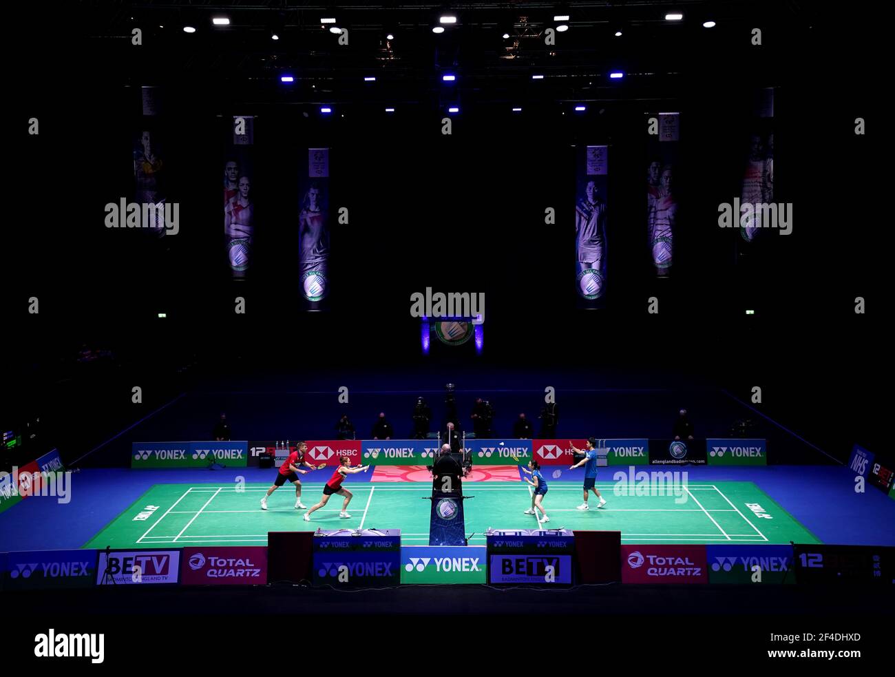 Marcus Ellis e Lauren Smith in Inghilterra in azione durante la loro partita contro Yuta Watanabe e Arisa Higashino in Giappone il quarto giorno dello YONEX All England Open Badminton Championships all'Utilita Arena Birmingham. Data immagine: Venerdì 19 marzo 2021. Foto Stock