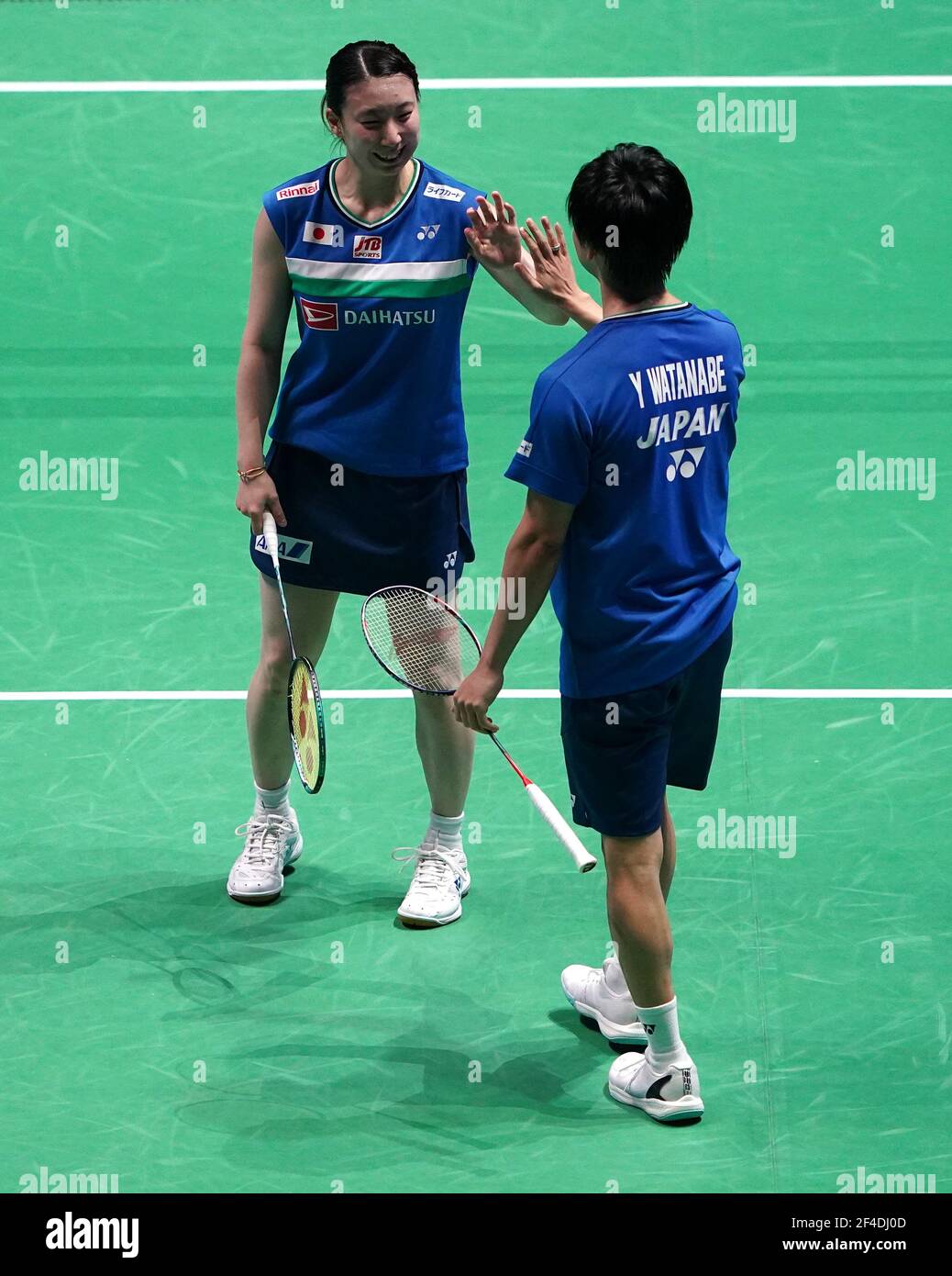 Yuta Watanabe e Arisa Higashino in Giappone festeggiano durante la loro partita contro Marcus Ellis e Lauren Smith in Inghilterra il quarto giorno del campionato Open Badminton YONEX All England all'Utilita Arena Birmingham. Data immagine: Venerdì 19 marzo 2021. Foto Stock
