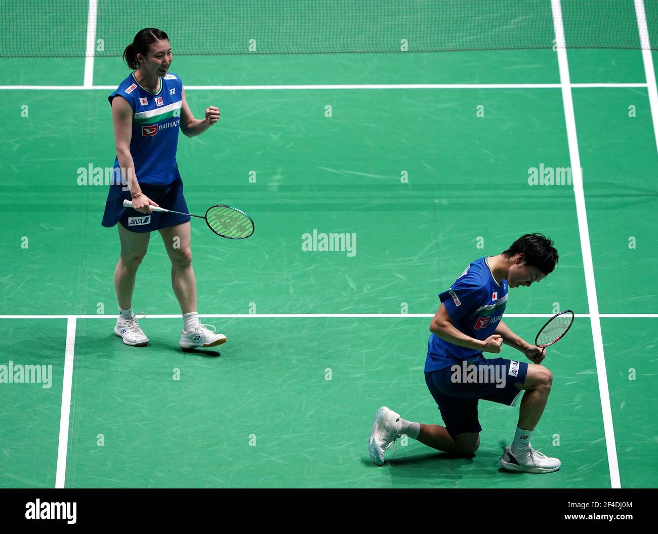 Yuta Watanabe e Arisa Higashino in Giappone festeggiano durante la loro partita contro Marcus Ellis e Lauren Smith in Inghilterra il quarto giorno del campionato Open Badminton YONEX All England all'Utilita Arena Birmingham. Data immagine: Venerdì 19 marzo 2021. Foto Stock