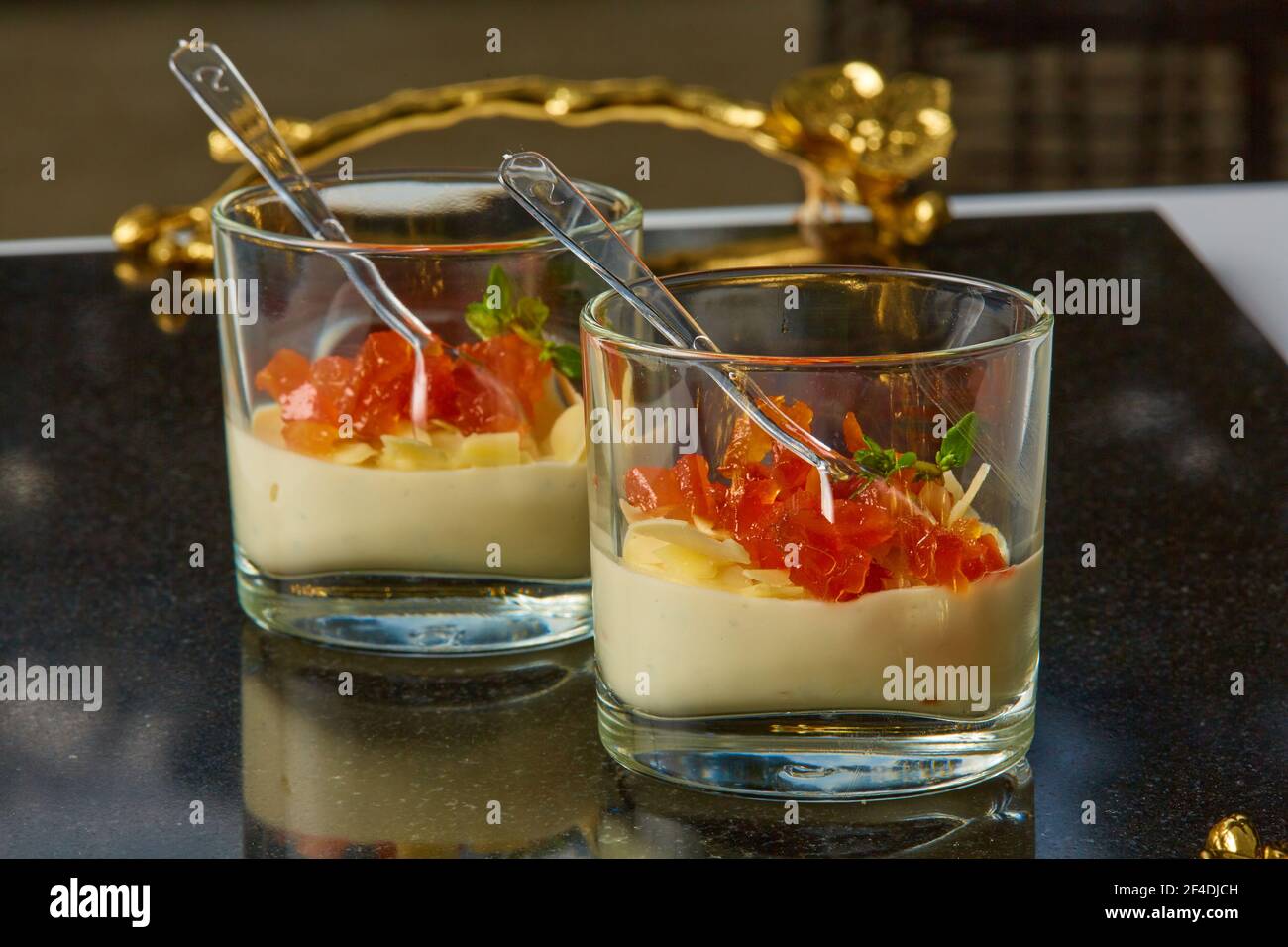 Gustosi spuntini con salmone salato e formaggio in vetro. Cucina mediterranea. Profondità dof. Foto Stock