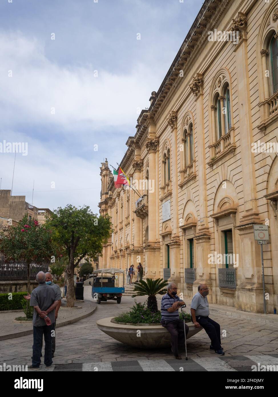 Anziani in Via Mormino penna, Scicli Foto Stock