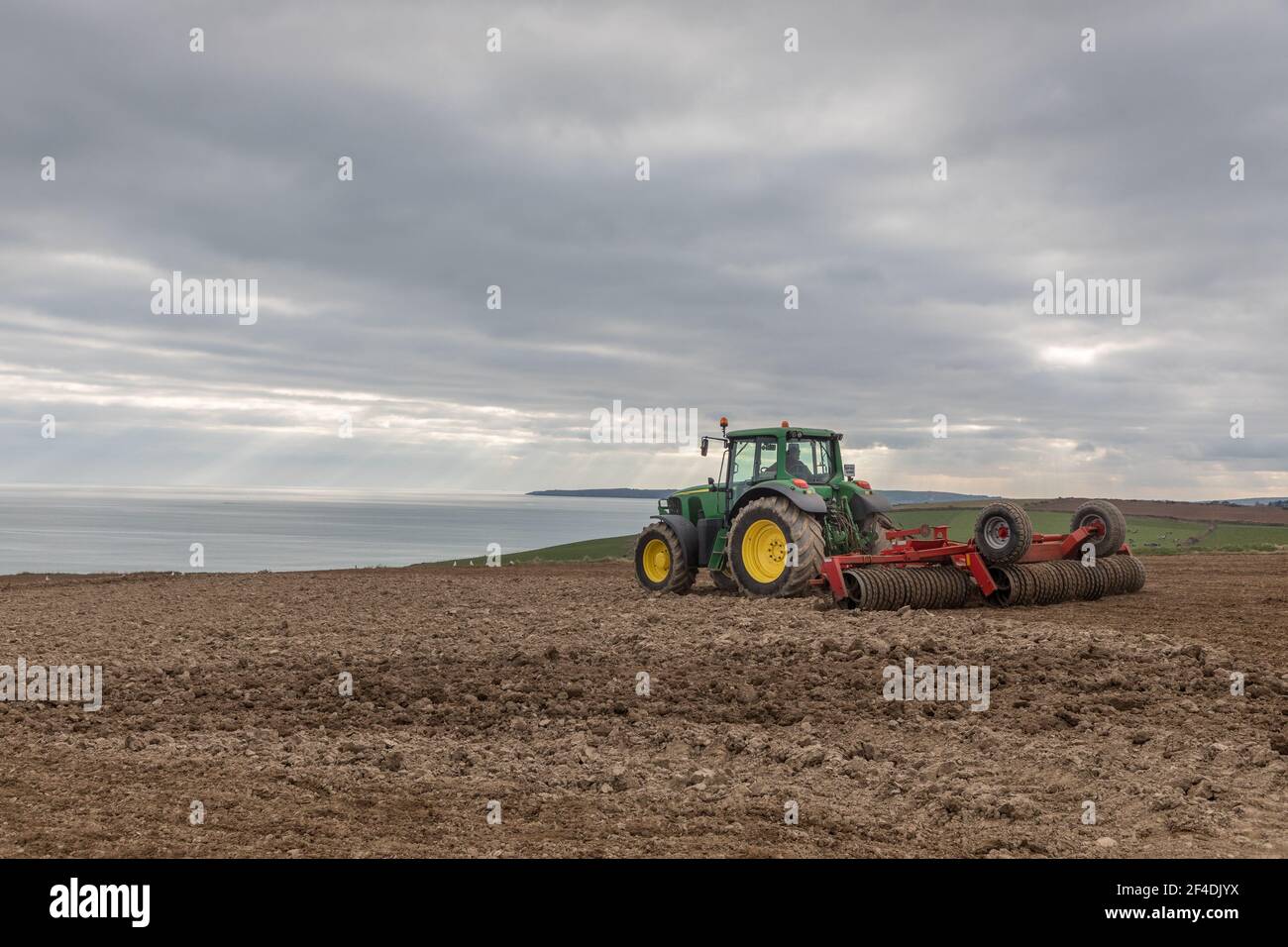 Garrettstown, Cork, Irlanda. 20 Marzo 2021. Raymond Moloney prepara il terreno per la semina di Barley sulla sua terra a Garrettstown, Co. Cork, Irlanda. - credito; David Creedon / Alamy Live News Foto Stock