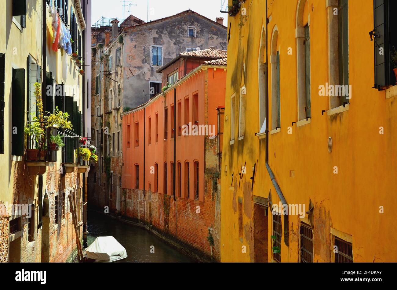 Stretto canale Back Street a Venezia Foto Stock