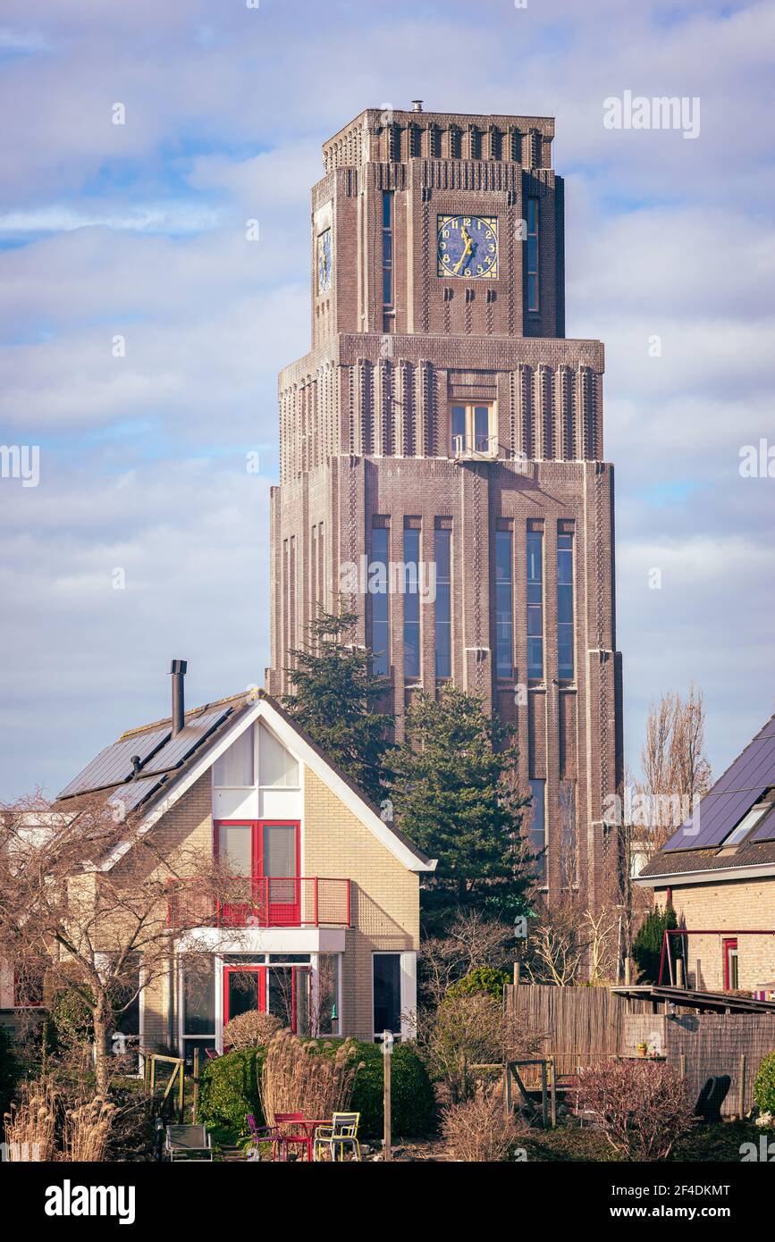 Impressionante torre a forma di blocco lungo il fiume 'Hollandsche IJssel', non lontano dalla città di Gouda, Olanda. Foto Stock