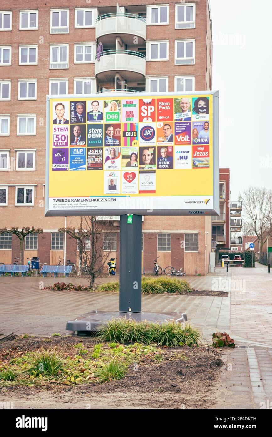 Segno elettorale con manifesti elettorali di tutti i partiti politici che partecipano alle elezioni parlamentari del 17 marzo 2021 nei Paesi Bassi. Foto Stock
