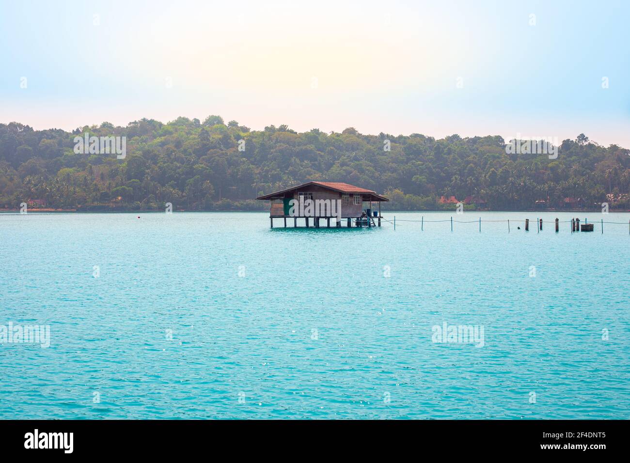 Stilt casa nel villaggio di pescatori di Bang Bao sull'isola di Koh Chang, turismo in Asia Foto Stock