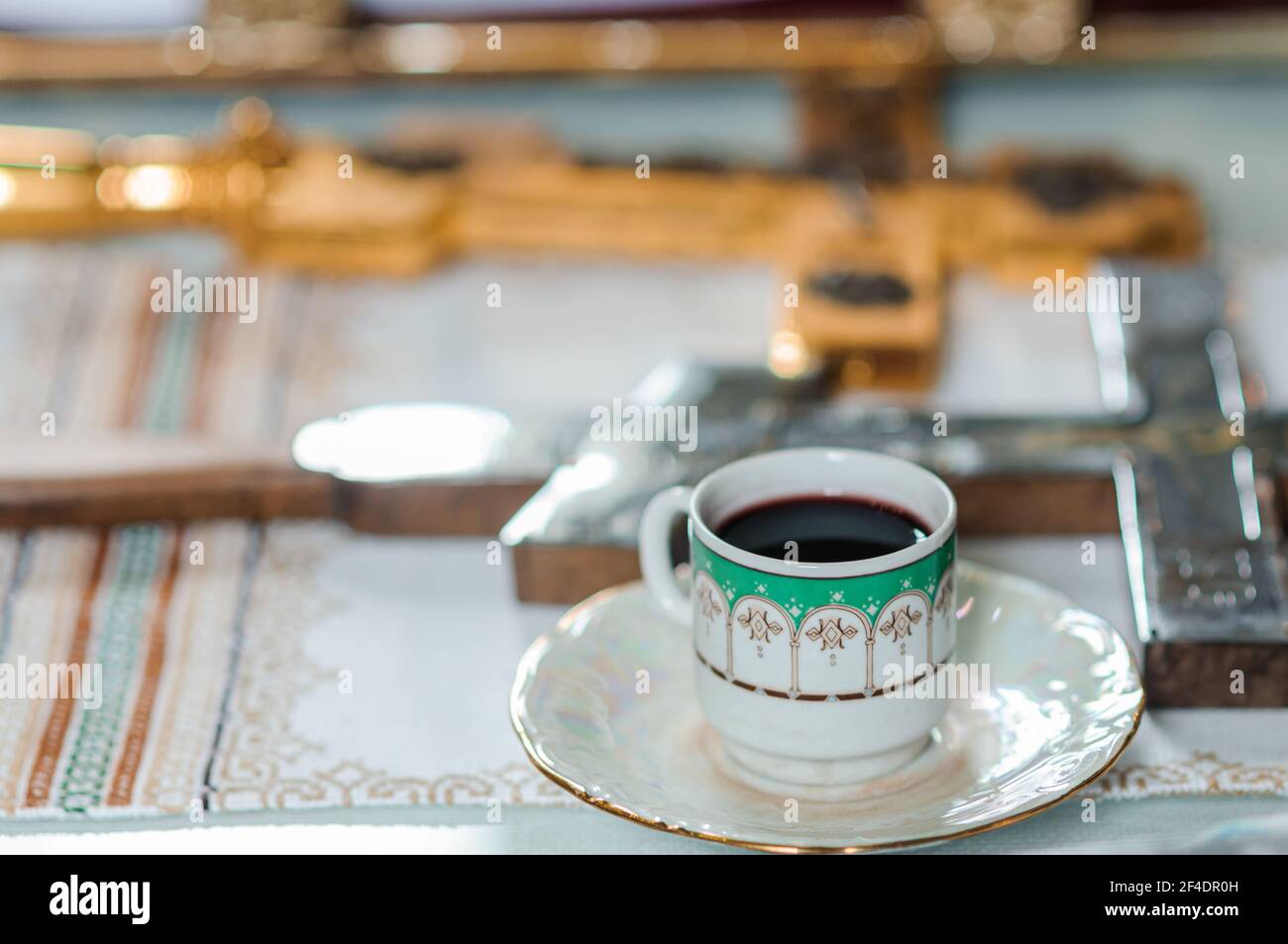 Vino rosso in una ciotola in una chiesa Foto Stock