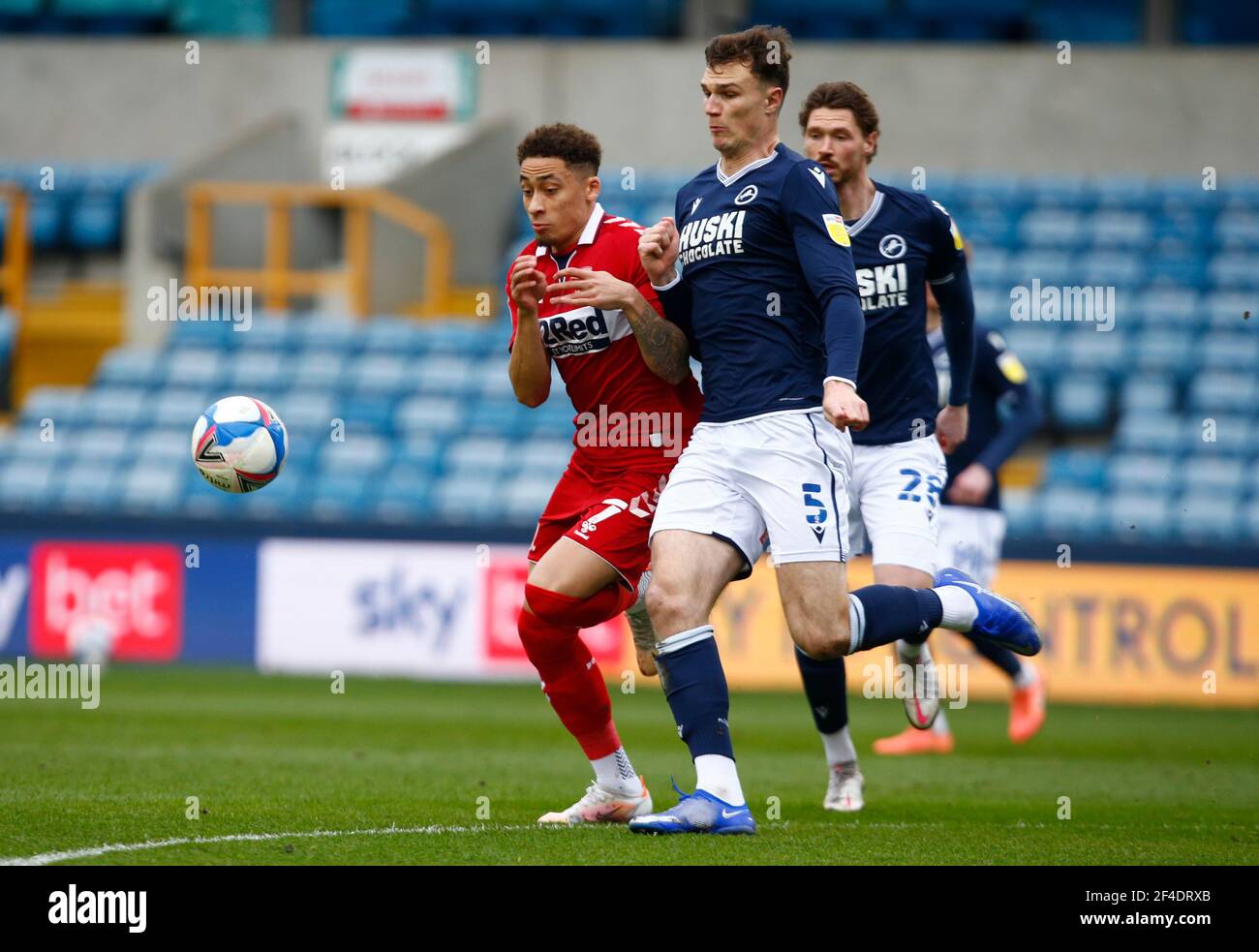 LONDRA, Regno Unito, MARZO 20: l-r Marcus Tavernier di Middlesbrough e Jake Cooper di Millwall durante il campionato Sky Bet tra Millwall e Middlesbrough al Den Stadium di Londra il 20 marzo 2021 Credit: Action Foto Sport/Alamy Live News Foto Stock