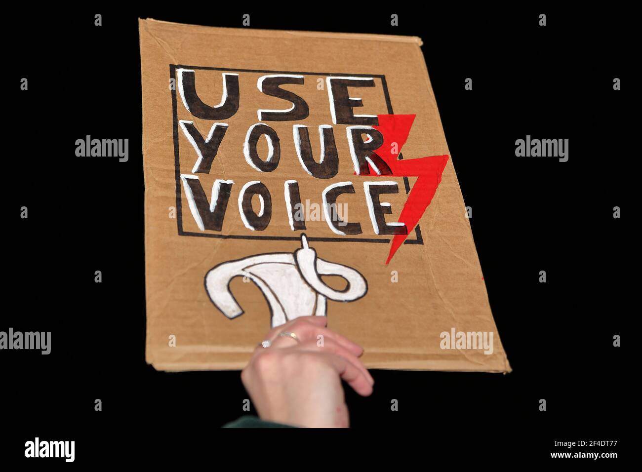 Banner con slogan USA LA TUA VOCE, la foto del simbolo female e il simbolo rosso del fulmine delle donne sciopero per sostenere il diritto all'aborto. Foto Stock