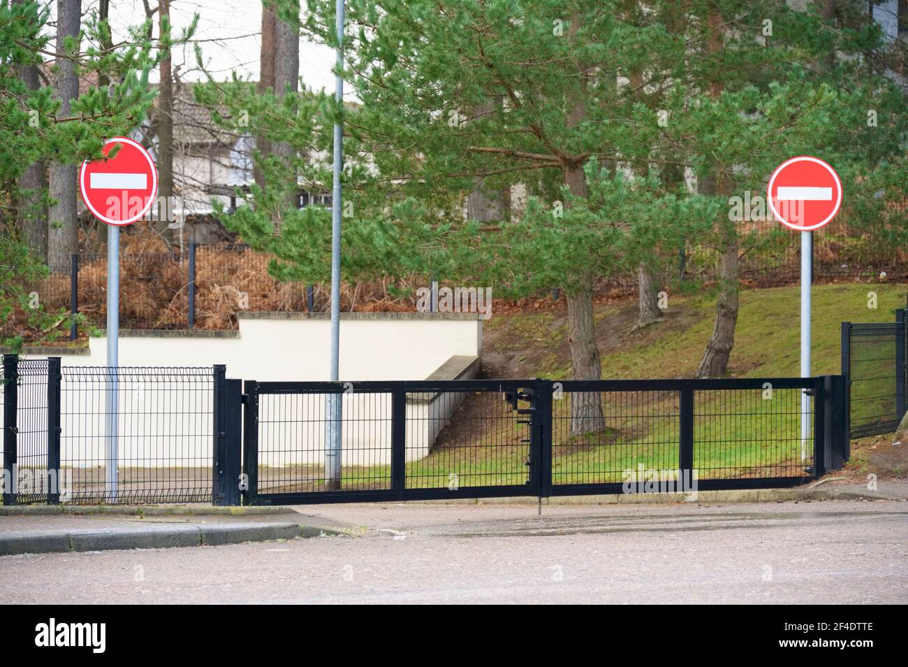 Nessun cartello d'ingresso al cancello d'ingresso del parcheggio Foto Stock