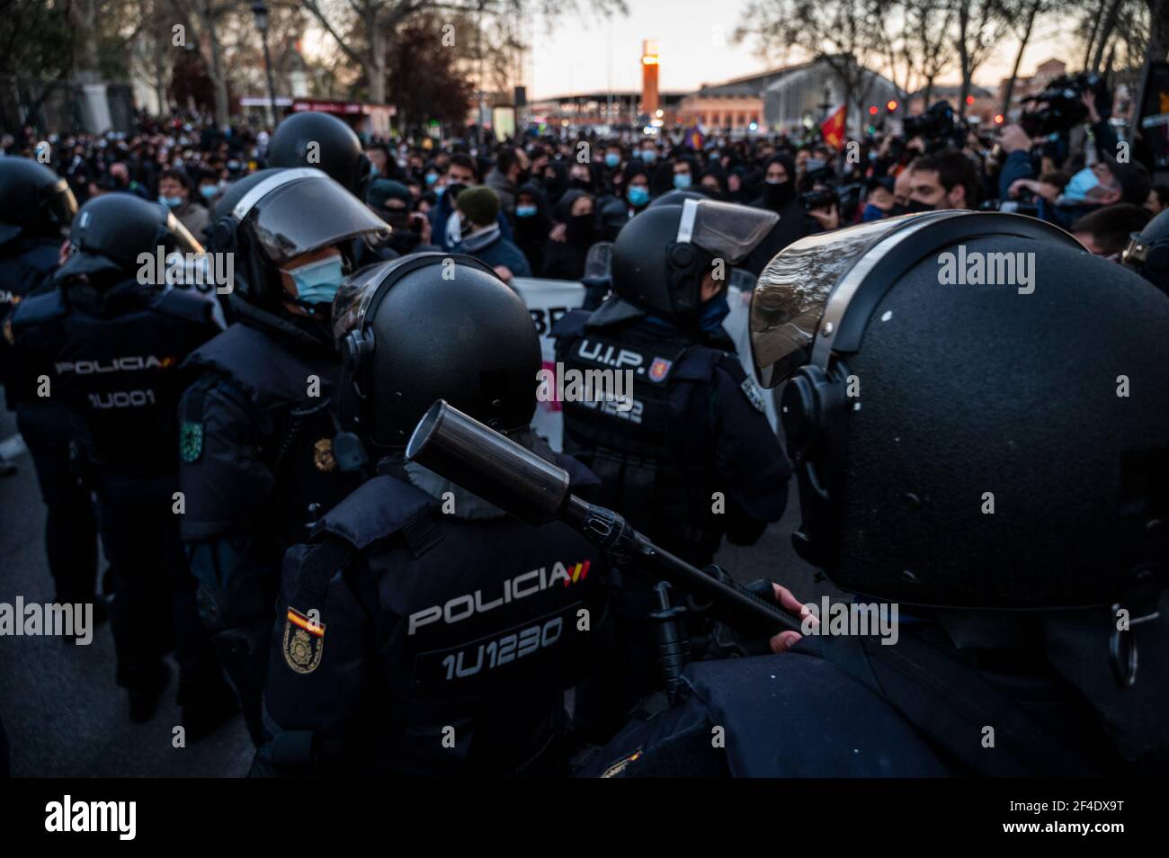 Madrid, Spagna. 20 Marzo 2021. La polizia di Riot blocca l'inizio di una dimostrazione per chiedere il rilascio del cantante rapper Pablo Hasel dopo un mese in prigione per alcuni testi e tweet di canzone che criticano la monarchia spagnola e glorificando il terrorismo. Credit: Marcos del Mazo/Alamy Live News Foto Stock