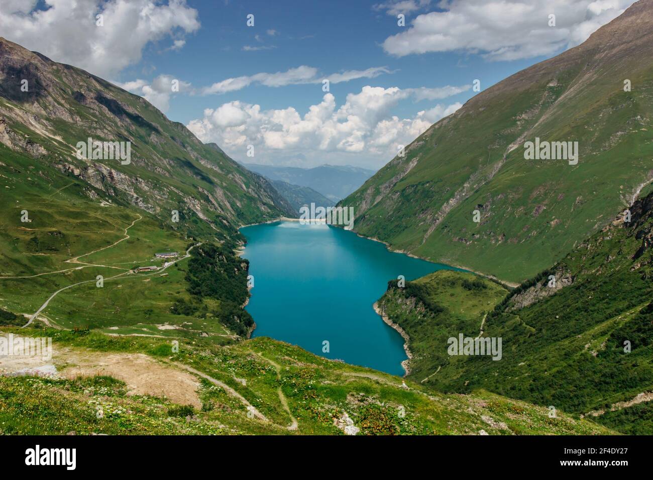 Bella vista panoramica del lago di montagna vicino Kaprun.Hike al Mooserboden diga in Austrian Alps.Quiet relax outdoors.wonderful paesaggio naturale, t Foto Stock