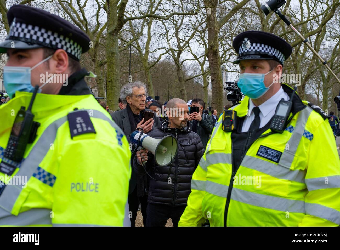 Londra, Regno Unito. 20 marzo 2021. Stand Up X manifestanti si riuniscono ad Hyde Park angolo per protestare contro il governo imposto blocco e vaccinazioni forzate attraverso l'implementazione di passaporti sanitari. Migliaia di manifestanti hanno marciato da Hyde Park Corner al centro di Londra. Credit: Joao Daniel Pereira / Alamy Live News. Foto Stock