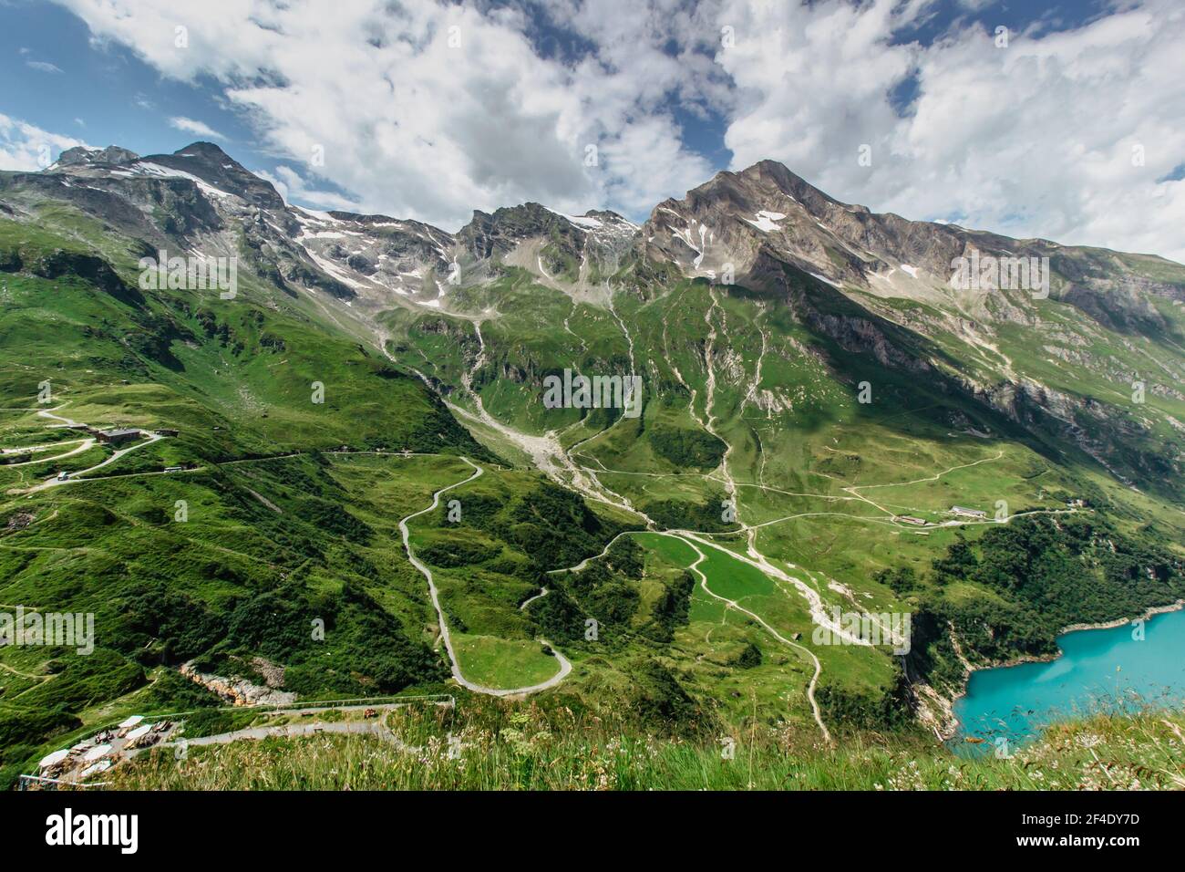 Bella vista panoramica del lago di montagna vicino Kaprun.Hike al Mooserboden diga in Austrian Alps.Quiet relax outdoors.wonderful paesaggio naturale, t Foto Stock
