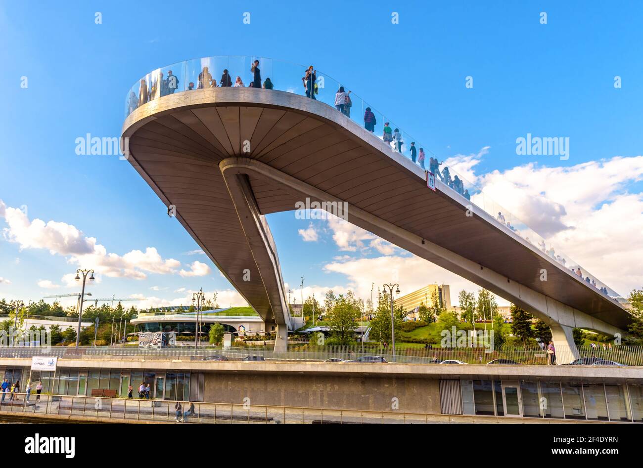 Mosca - 21 agosto 2020: Ponte galleggiante sopra il fiume Moskva nel Parco Zaryadye, Mosca, Russia. Zaryadye è famosa attrazioni turistiche della città. Persone sta Foto Stock
