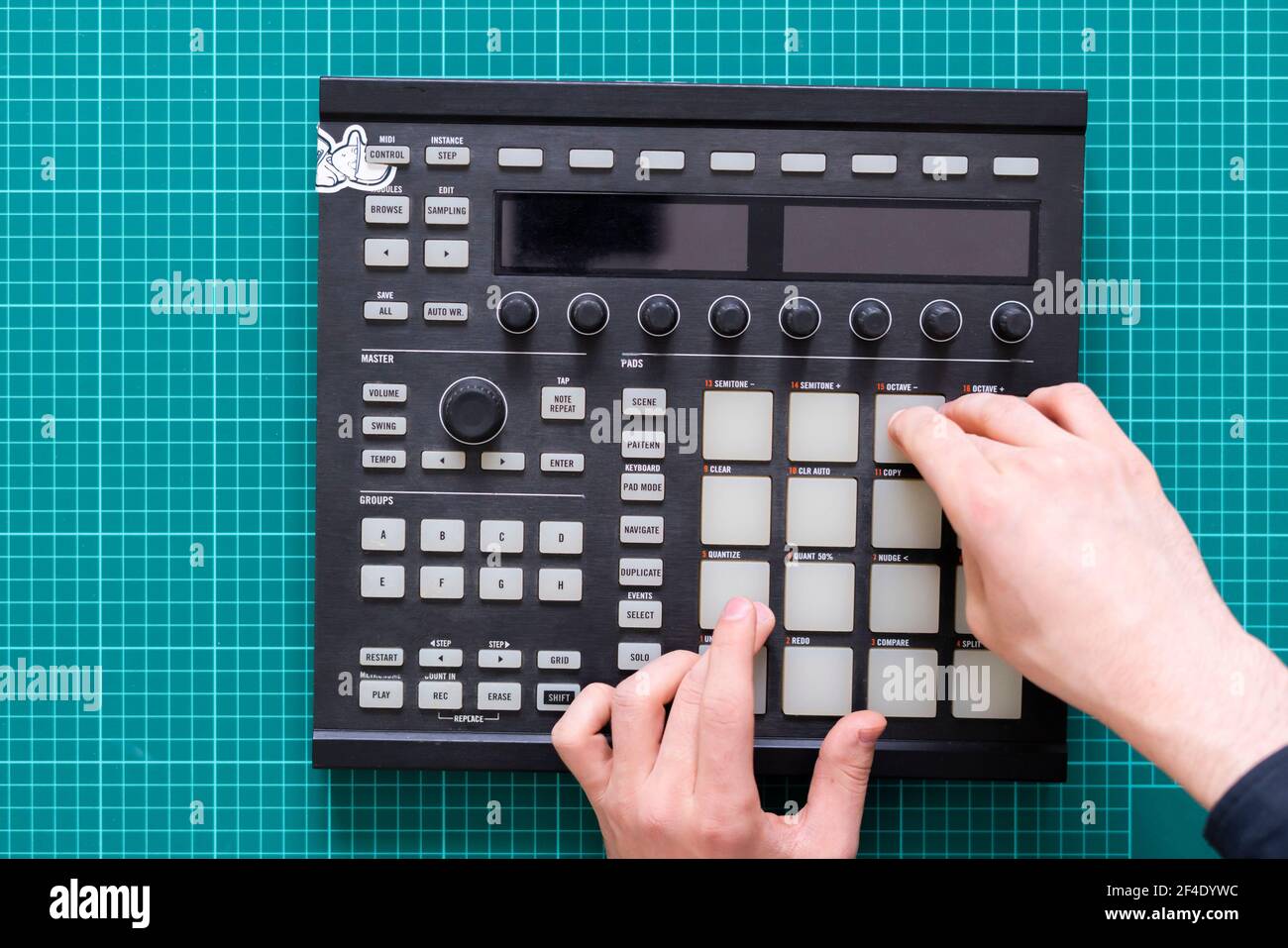 un produttore di audio dj le dita riproducono la musica del tamburo sui pad della drum machine Foto Stock