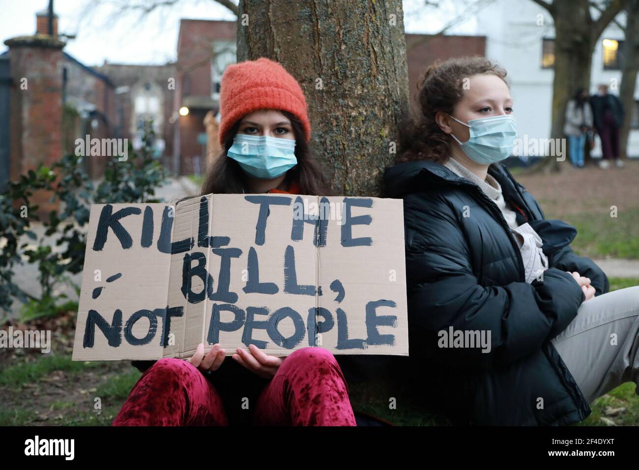 Cathedral Green, Exeter, UK, 20 marzo 2021: Circa duemila donne si sono radunate di fronte alla Cattedrale di Exeter per ricordare Lorraine Cox che è stato brutalmente assassinato nel settembre 2021, il caso di corte si sta svolgendo questo mese, e anche per ricordare Sarah Everard. Credit Natasha Quarmby / ALAMY LIVE NEWS Foto Stock